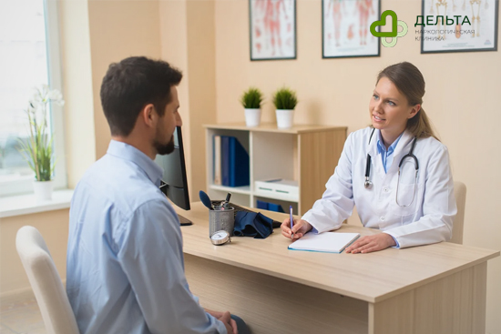 Мужчина проходит консультацию с врачом