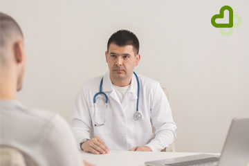 Мужчина сидит на приеме у врача